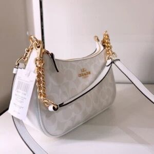 Coach Elegant White and Gold Shoulder Bag  Fashion❤️🎉🎉🎉🎉